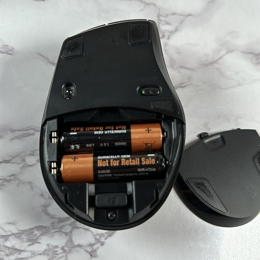 Logitech Mouse With 2 Batteries - Picture 5 of 8